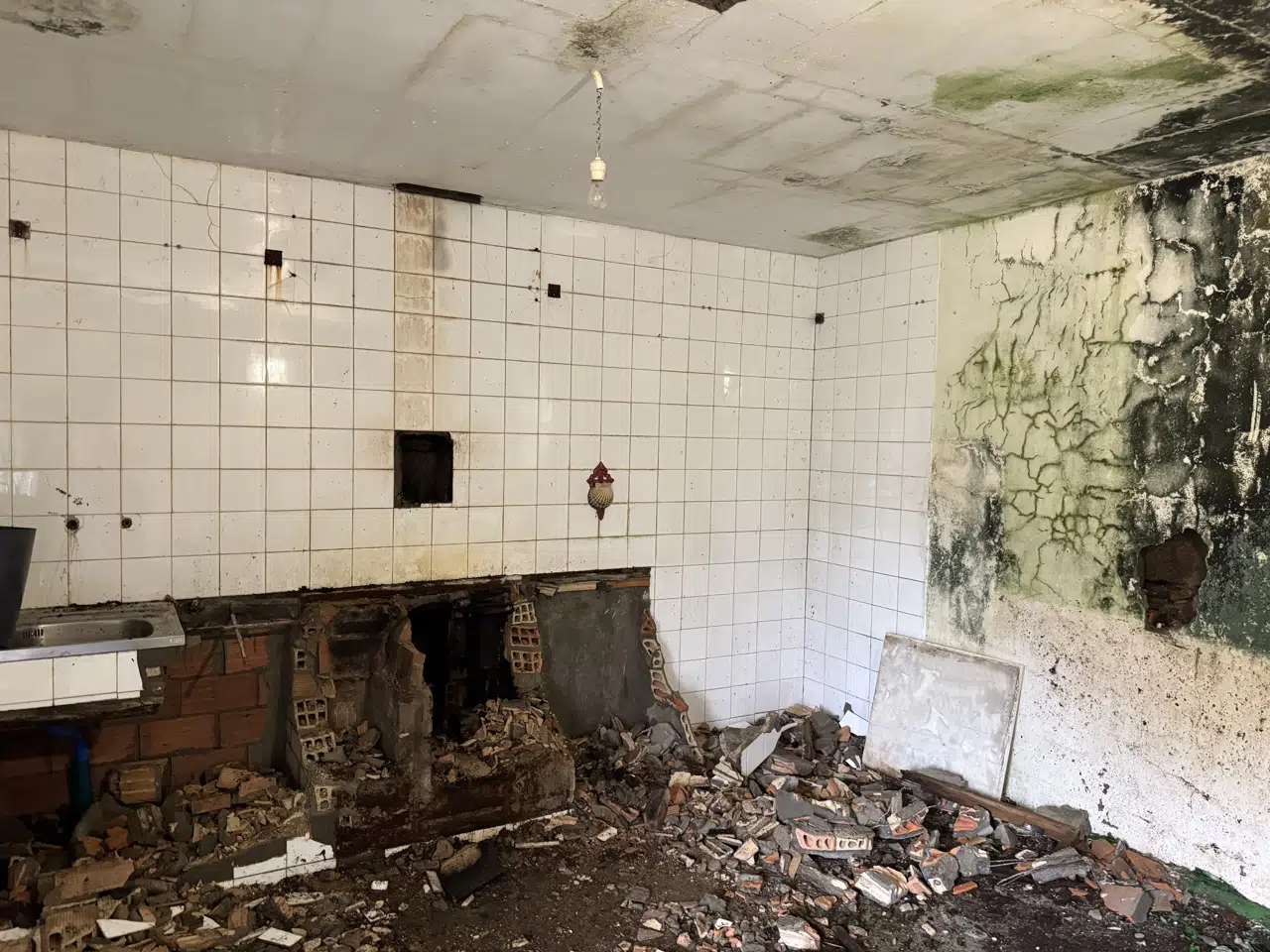 Antigua zona de cocina antes de la rehabilitación