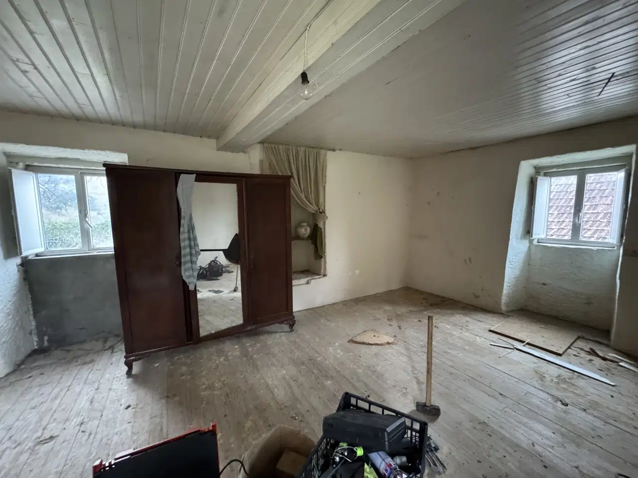 Otra estancia interior antes de la rehabilitación