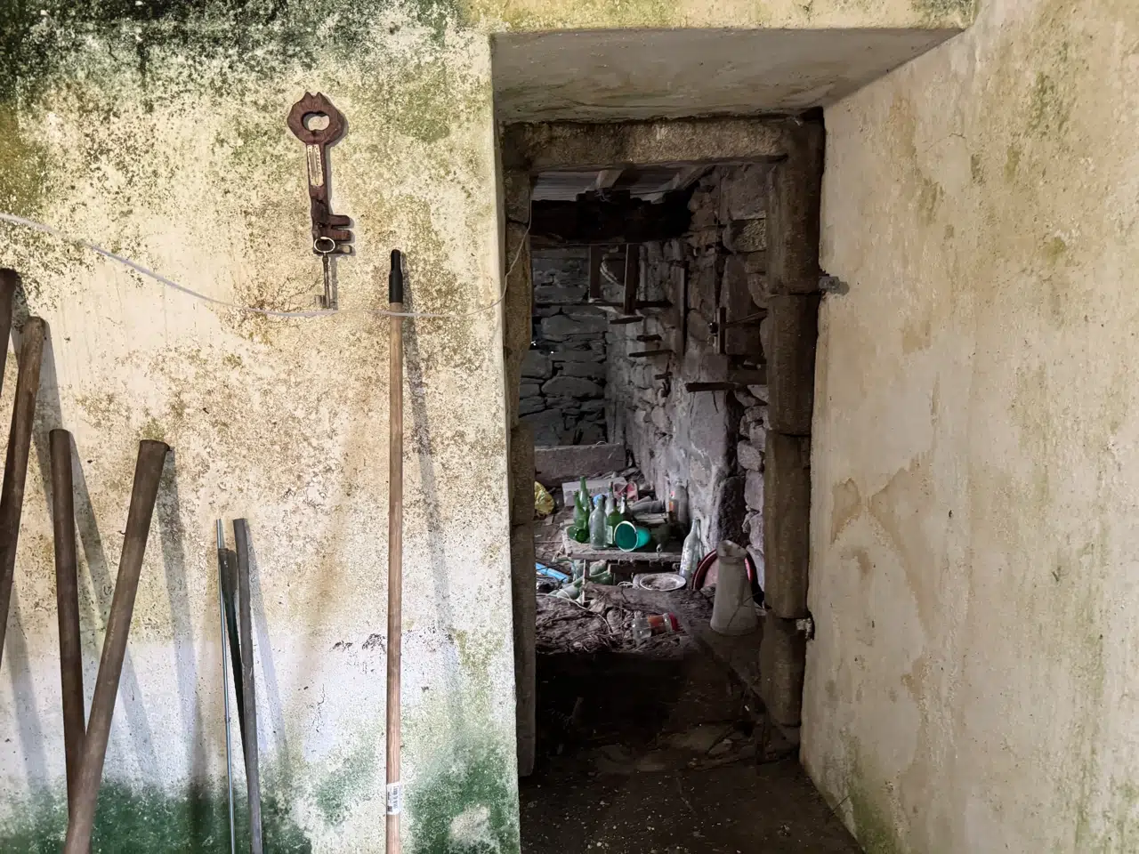 Paso entre las estancias existentes antes de la rehabilitación