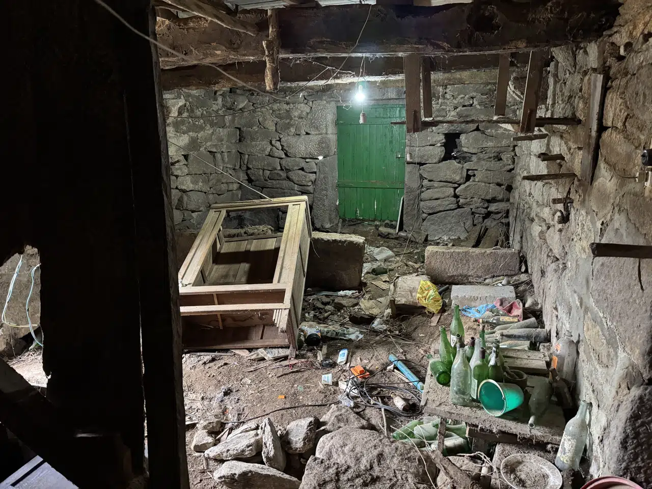 Espacio interior de piedra antes de la intervención