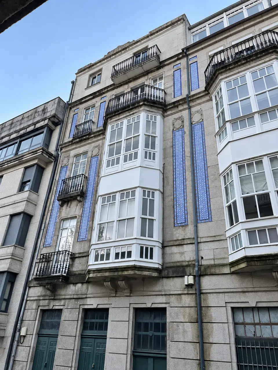 Fachada existente · Rehabilitación de edificio histórico en Vigo