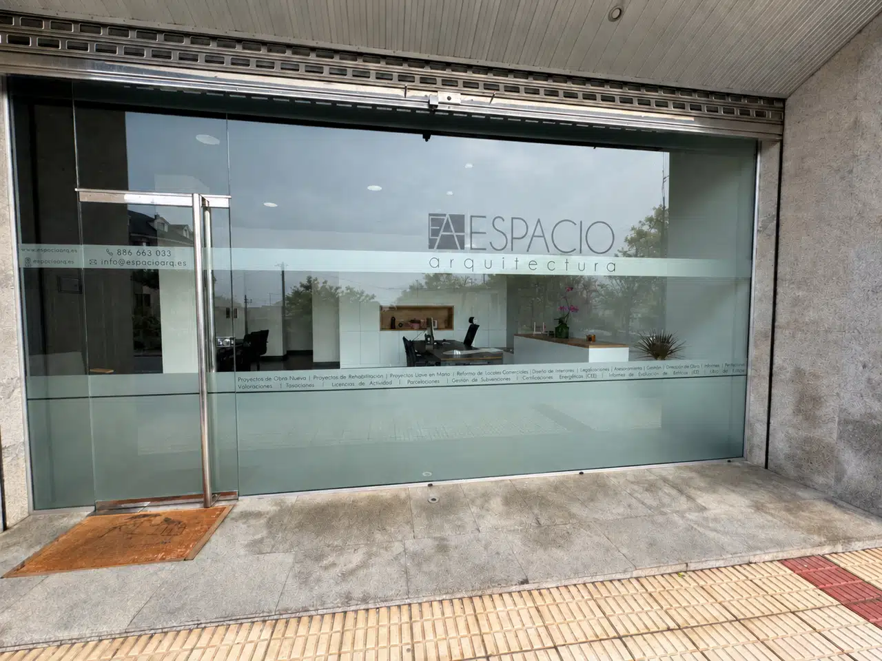 Fachada y entrada del estudio de Espacio Arquitectura