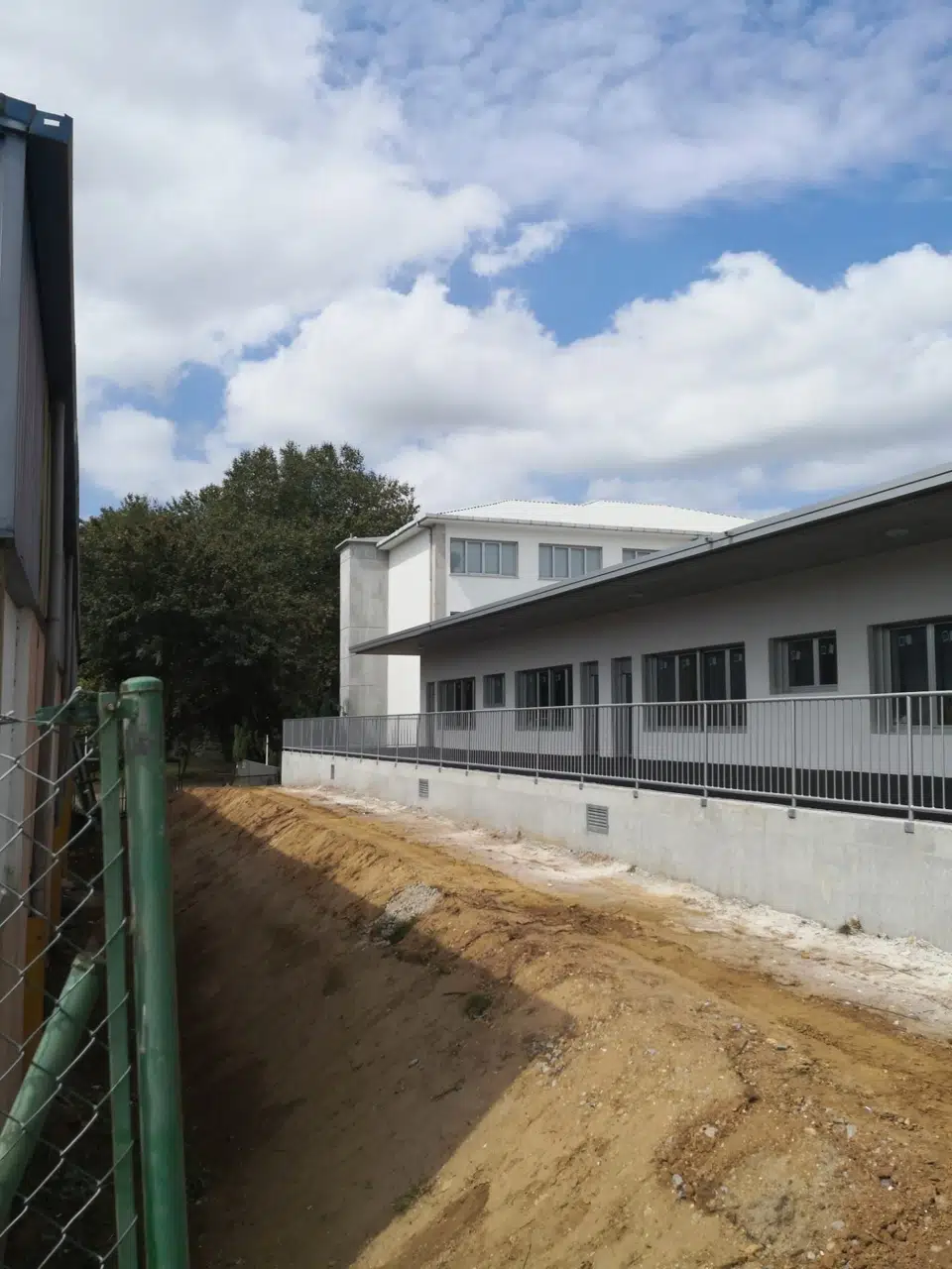 Exterior del volumen ampliado durante la obra · CEIP Lamas de Abade