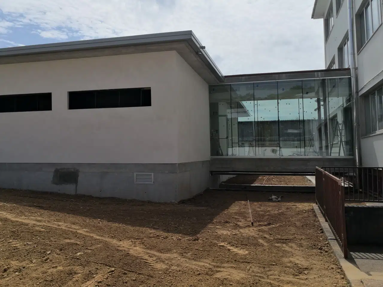 Conexión entre el volumen ampliado y el edificio existente · CEIP Lamas de Abade