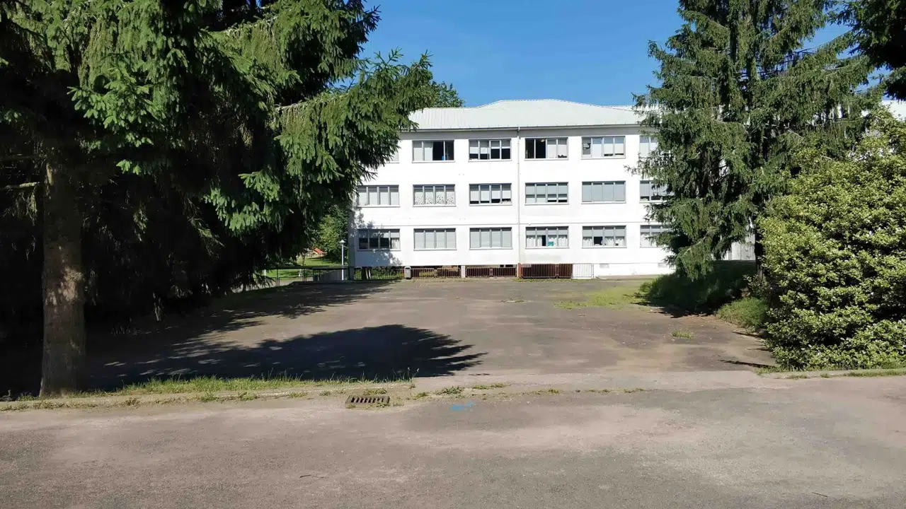 Edificio existente y patio · CEIP Lamas de Abade