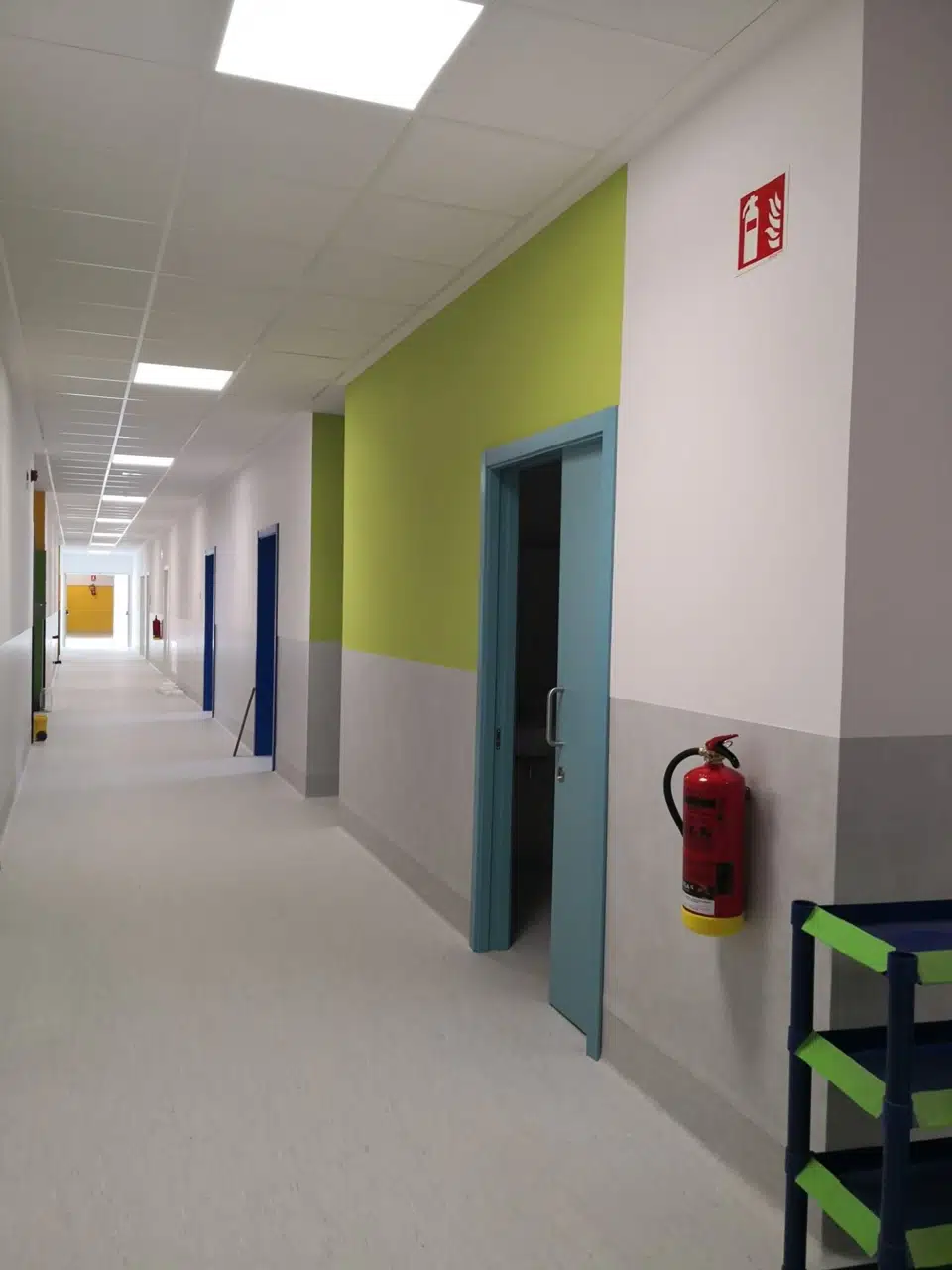 Color en los accesos a los baños