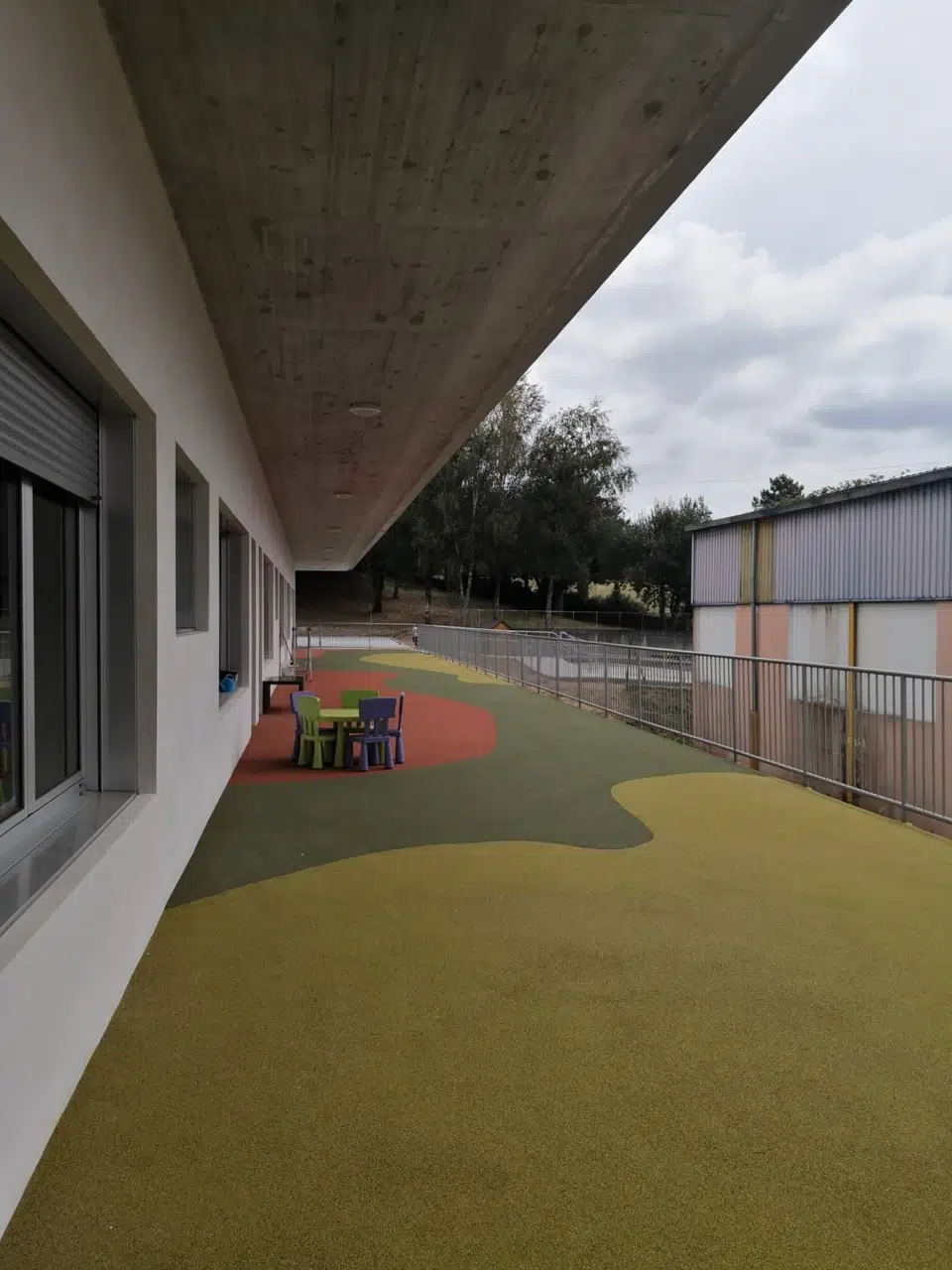 Patio junto a las aulas · CEIP Lamas de Abade