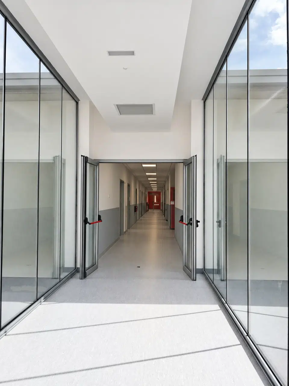 Pasarela acristalada terminada, fotografiada desde un encuadre semejante al render