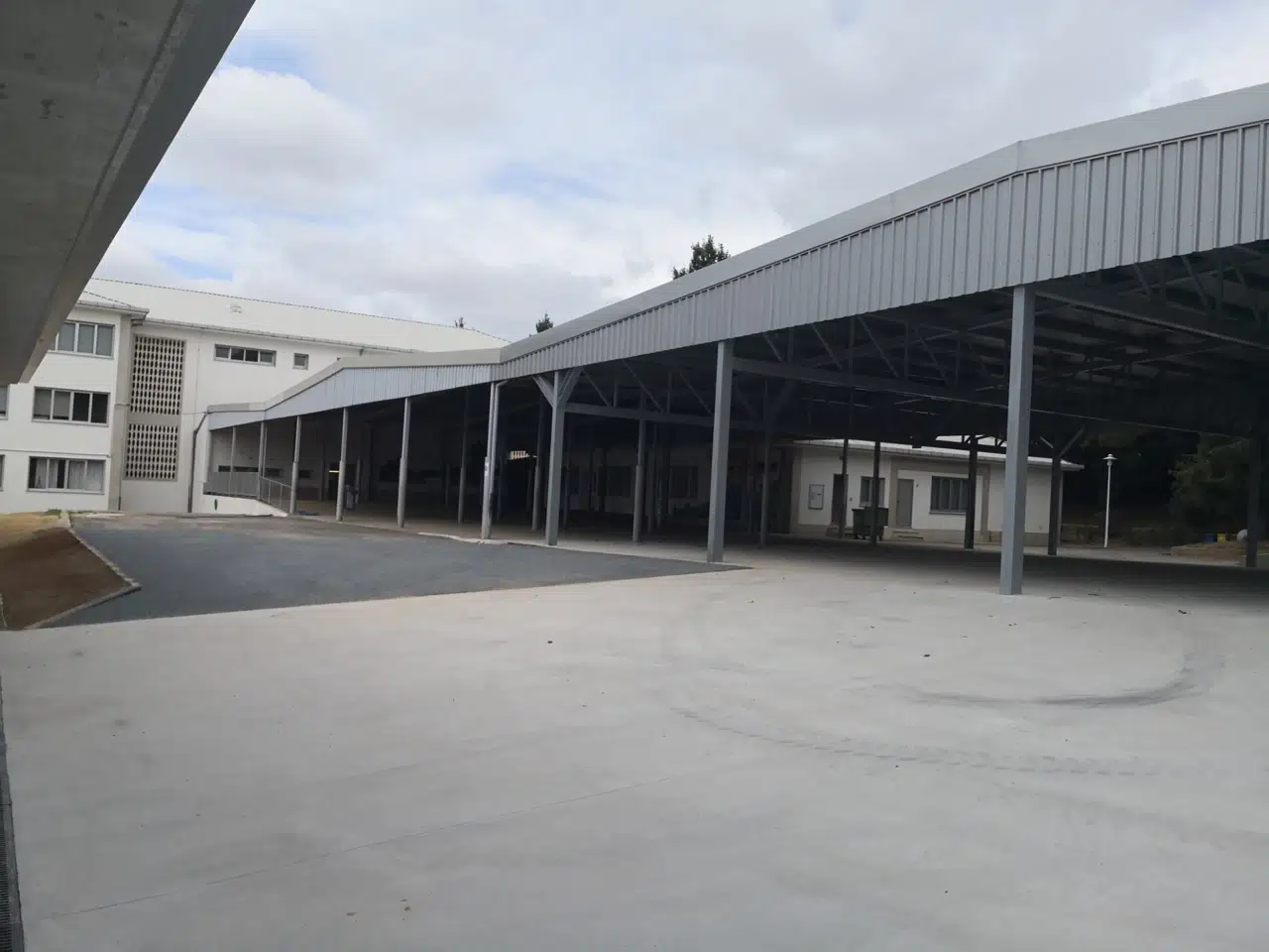 Vista del patio cubierto · CEIP Lamas de Abade