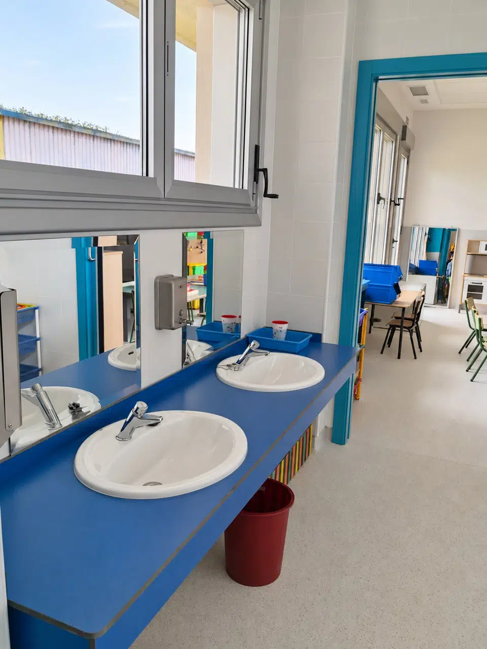 Lavabos del aseo de aula