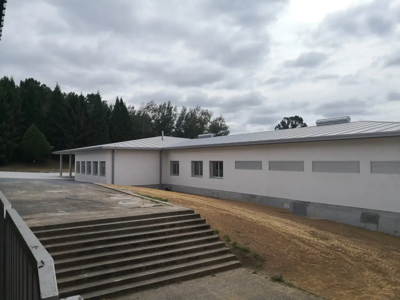 Volumen ampliado y escalera exterior · CEIP Lamas de Abade