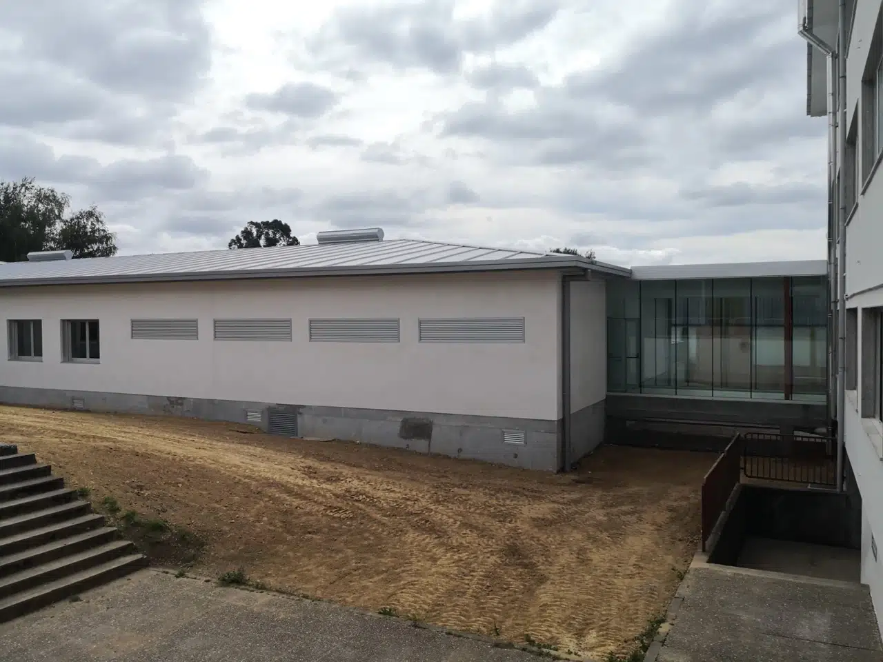 Encuentro entre el volumen ampliado y el edificio existente · CEIP Lamas de Abade