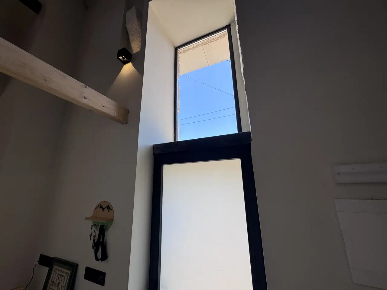 Ventana vertical que ilumina la doble altura