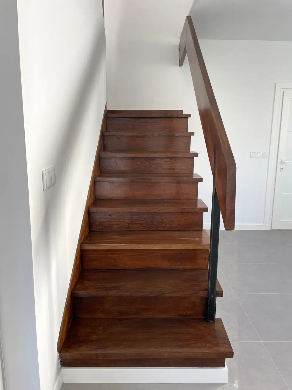 Peldaños y pasamanos de madera conservados y restaurados