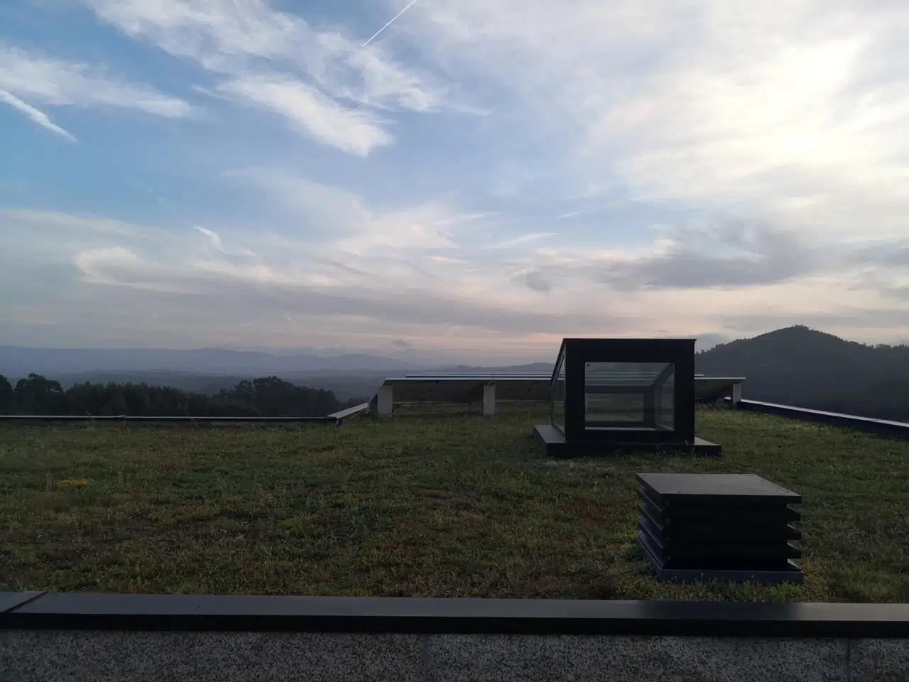 Vivienda en Vilasobroso: cubierta ajardinada y apertura al paisaje