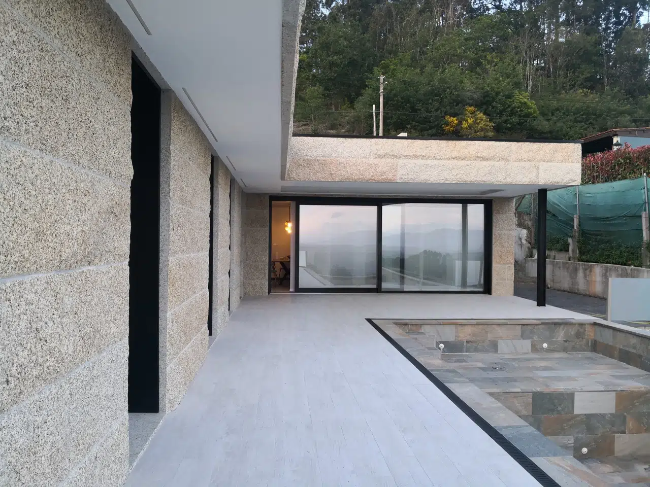 Terraza y piscina construidas